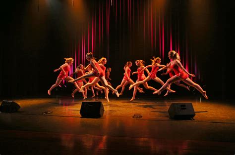   Las Figuras de Bailarines - Un Retablo de Movimiento y Vida!