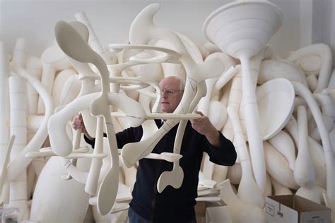  ¿Esculturas en llamas o silencios metálicos? Explorando 'The Kiss' de Tony Cragg